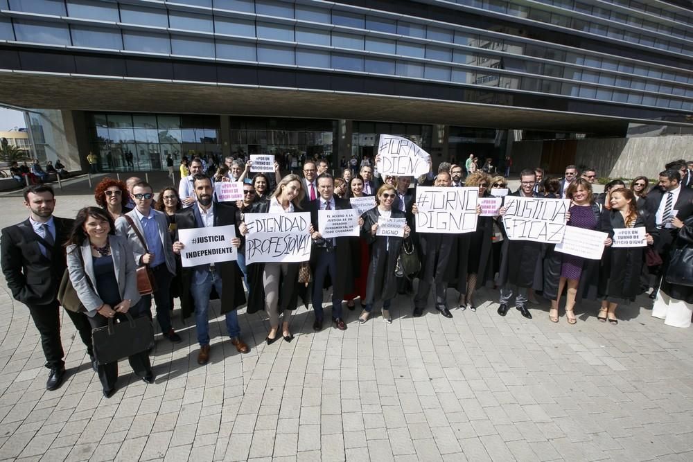 Protesta de jueces, fiscales y abogados ante la Ciudad de la Justicia de la capital grancanaria