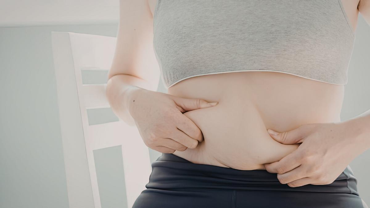 Mujer tocándose el abdomen