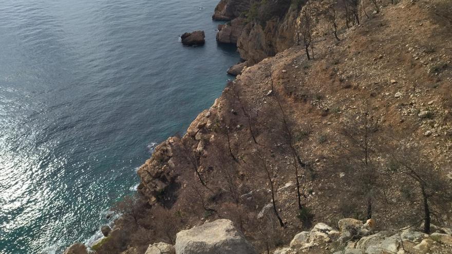 La huella del fuego en una de las calas valencianas más bellas (imágenes)