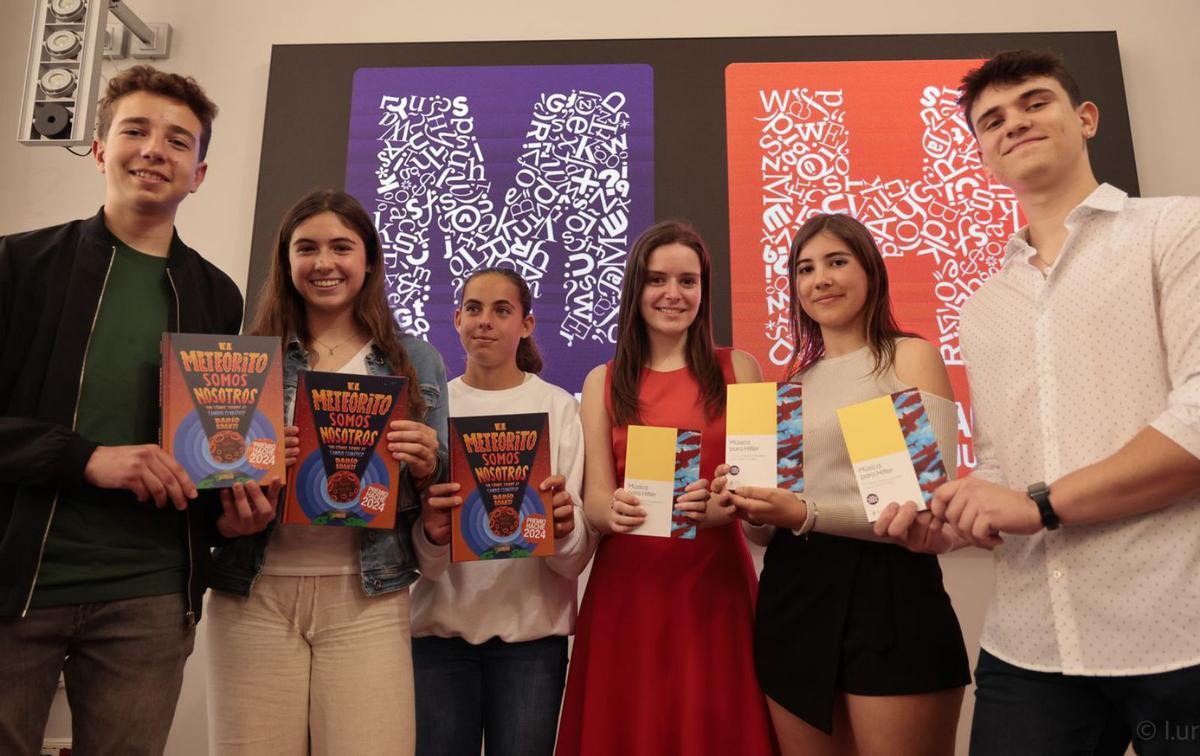 Estudiantes del IES El Bohío posan con las obras ganadoras del Mandarache 2024. | IVÁN J. URQUÍZAR