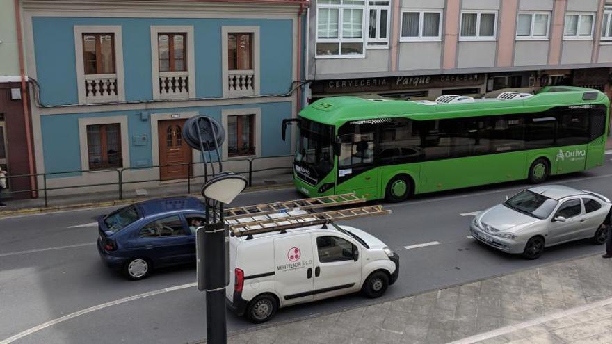 Un autobús de Arriva circula por Arteixo.