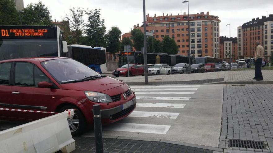 Caos circulatorio en el HUCA por un coche mal aparcado