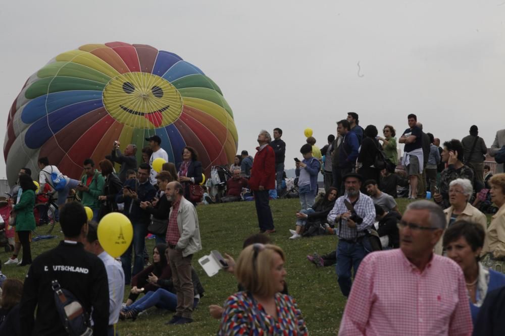 Salida de la regata de globos aerostáticos desde el "solarón", en Gijón.