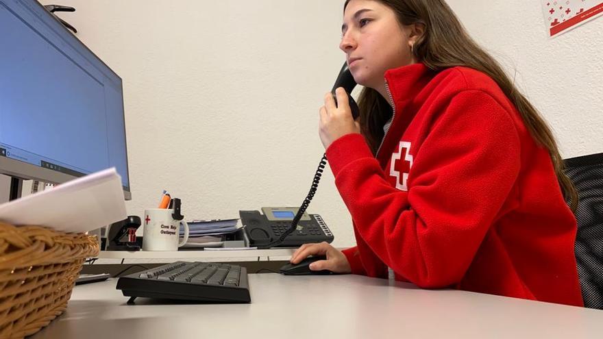 Una voluntaria de Cruz Roja atiende una llamada.