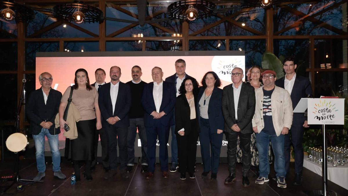 Representantes políticos e do sector turístico no encontro de Carballo.