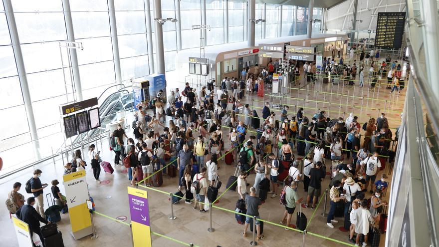 Los aviones aterrizados en Manises en 2021 llegaron un 12 % más vacíos que antes de la pandemia