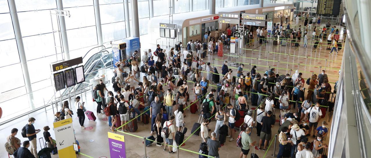 Colas para embarcar en el aeropuerto de Manises, este verano.