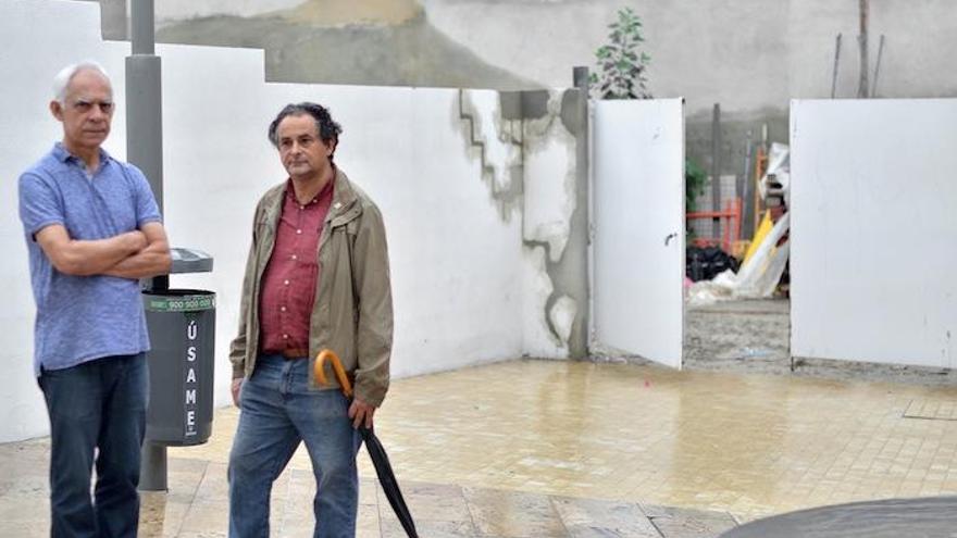 Juan José Barrionuevo (izquierda) y Rafael Alvarado ayer, en la plaza de la Judería con el solar municipal al fondo.