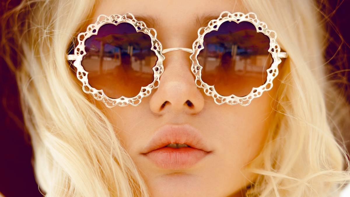 Bolsos enormes, pendientes gigantes y gafas llamativas, ¡vivan los accesorios XXL!