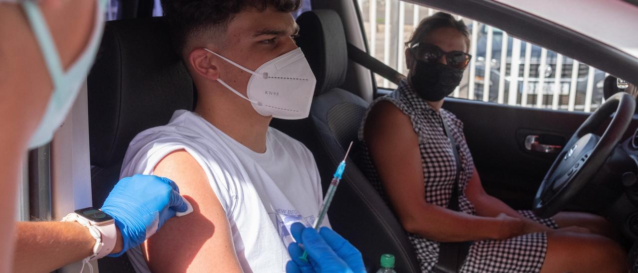 Un joven se vacuna en el vacunódromo del muelle de Gran Tarajal, Fuerteventura.