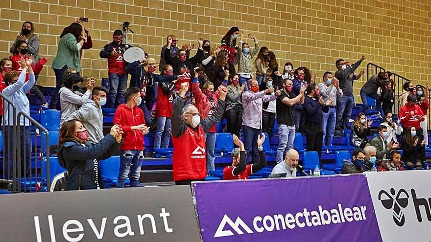 Al derbi Manacor-Palma de voleibol asistieron 200 personas. | MATEU PASCUAL