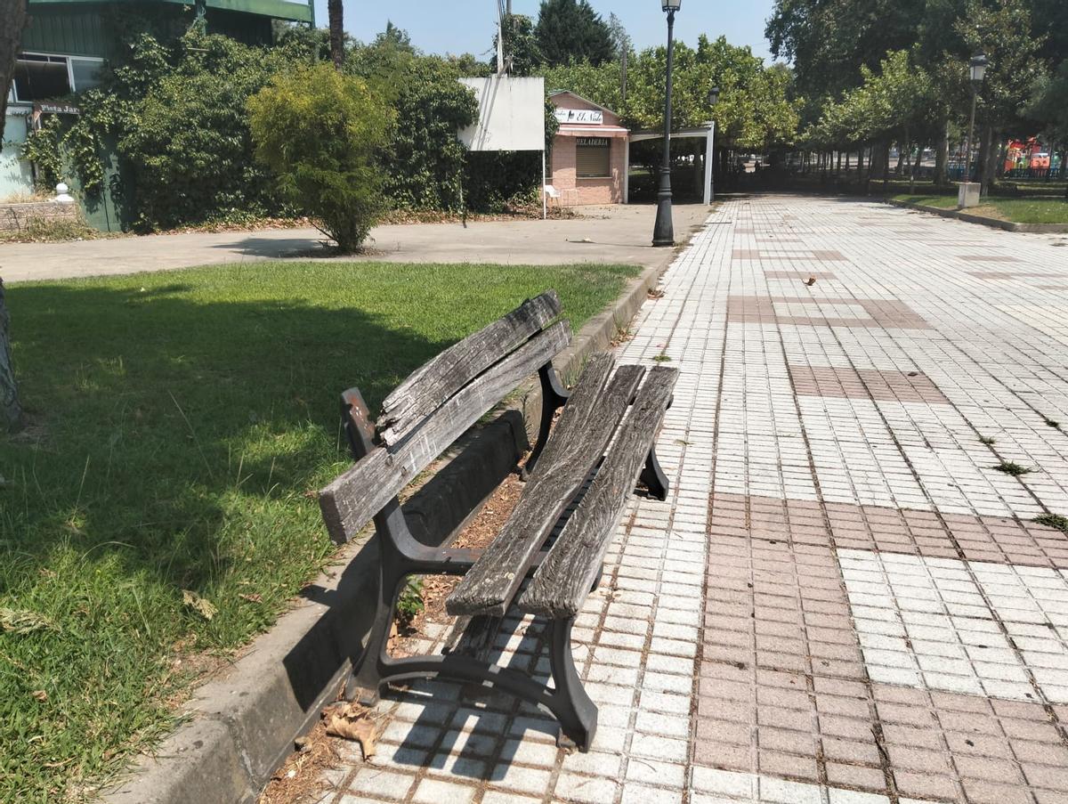 Banco roto en el parque de La Coronación de Plasencia.