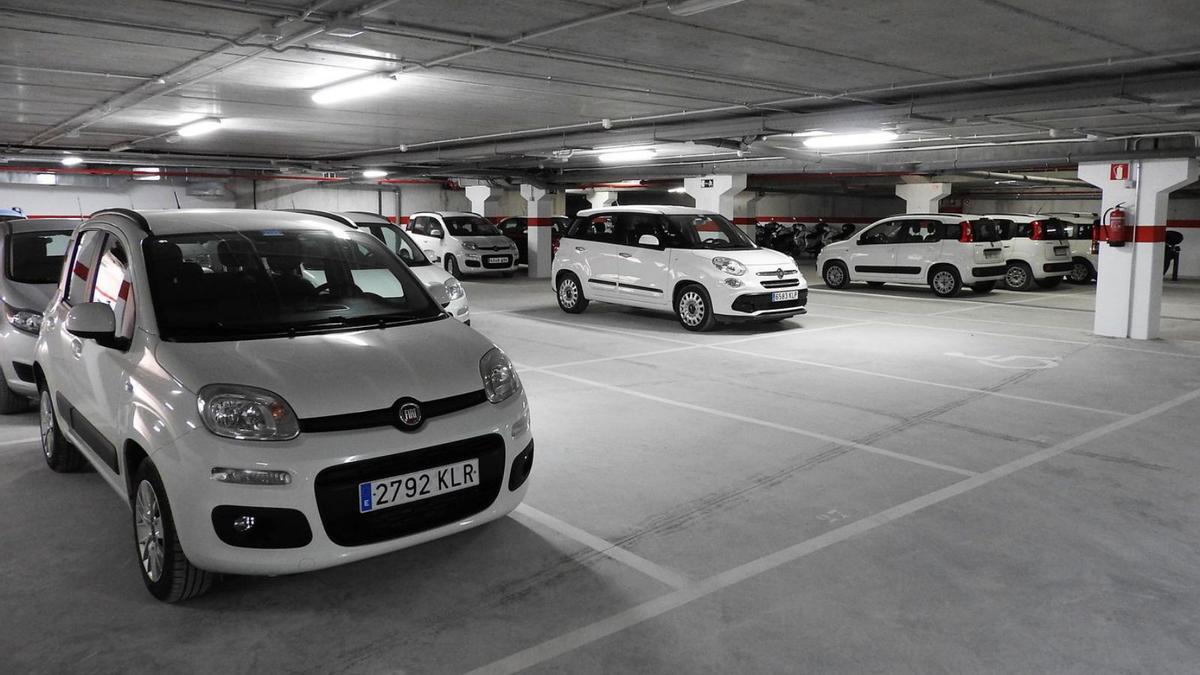 Coches de alquiler en el edificio de aparcamientos del puerto de la Savina. | C.C.