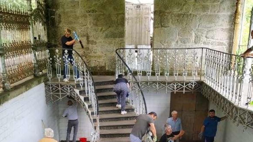 Vecinos de Mondariz Balneario limpian la Fonte de Troncoso. // D.P.