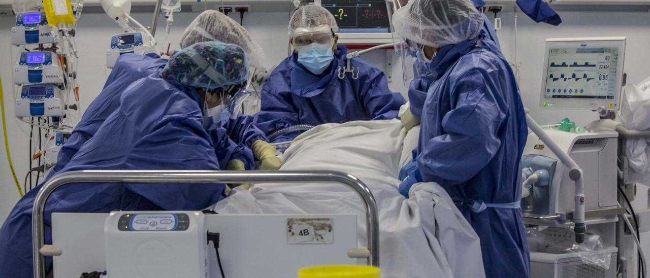 Asistencia a un paciente enfermo de covid en un hospital de la provincia