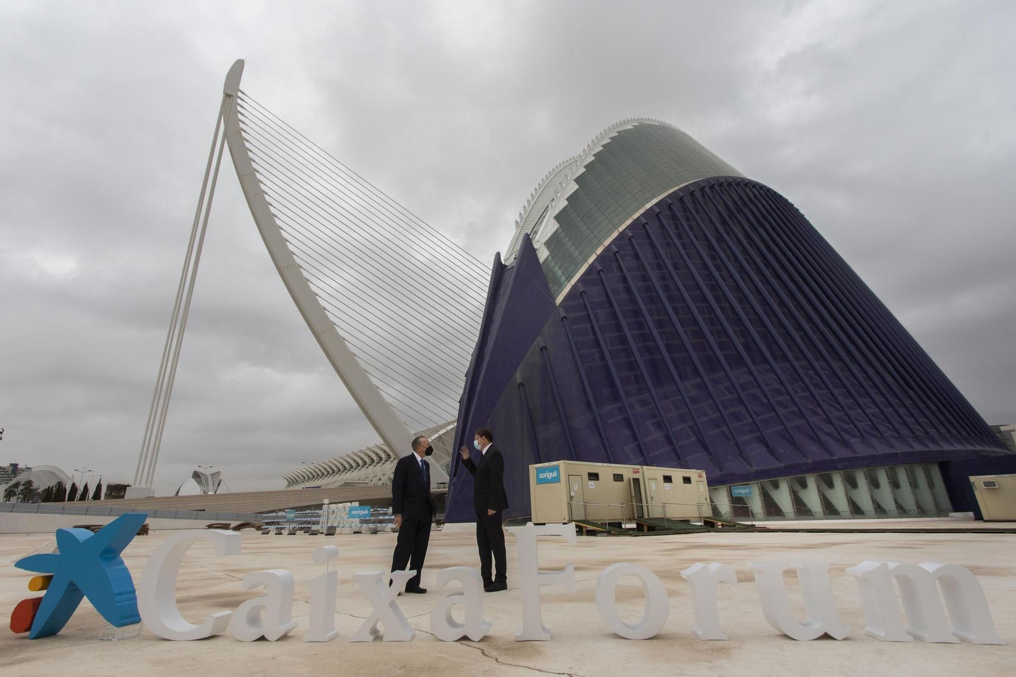 CaixaForum València: el presidente de la Fundación La Caixa visita las obras en el Ágora