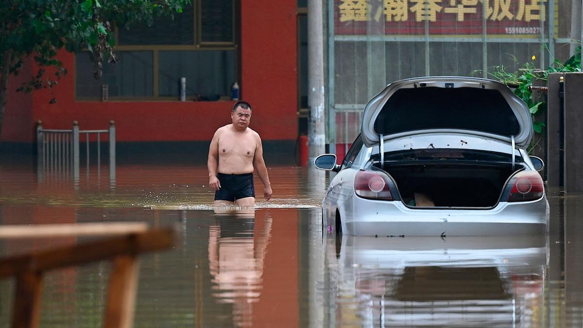 Un hombre camina por una calle inundada en la ciudad de Zhuozhou, en la provincia de Hebei, este miércoles.