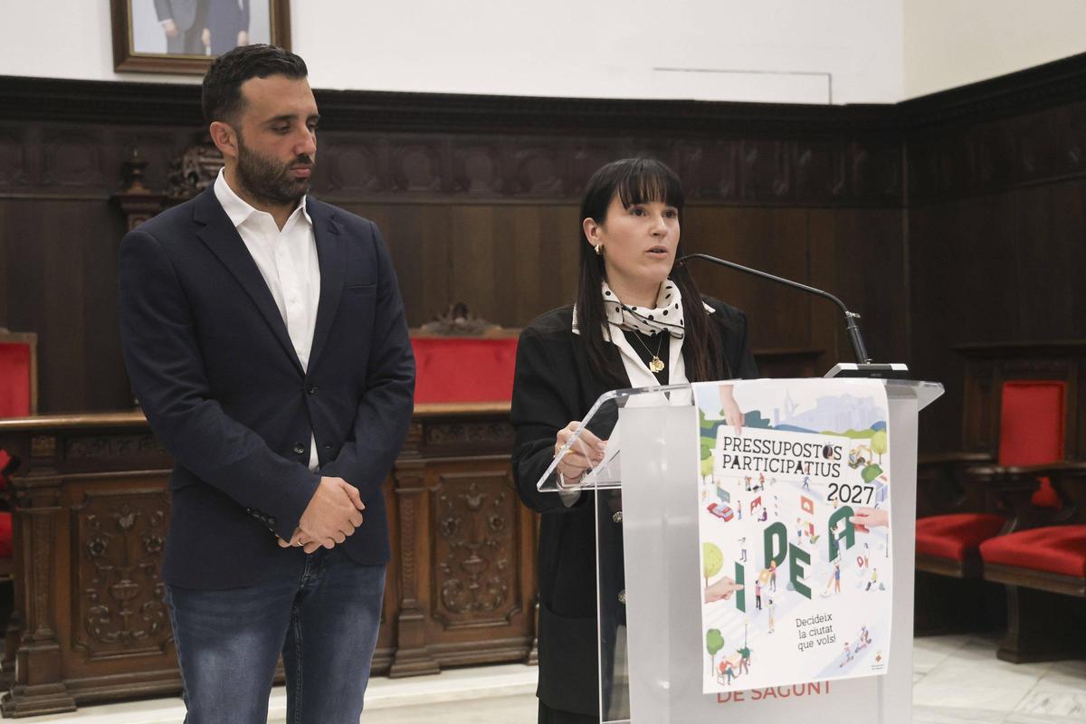 El alcalde de Sagunt, Darío Moreno, y la concejala de Participación Ciudadana, María Rubio, durante la presentación de la campaña.