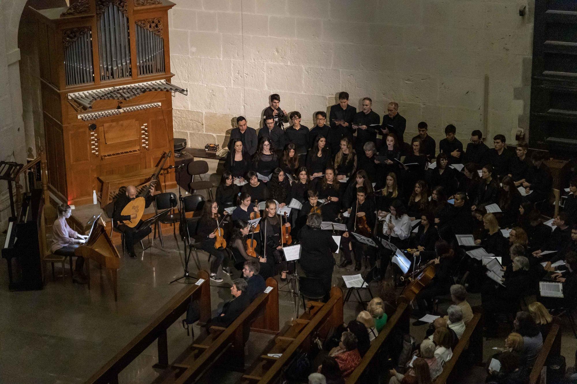 Alumnos del Conservatorio José Tomás de Alicante interpretan la Pasión en la Concatedral de San Nicolás
