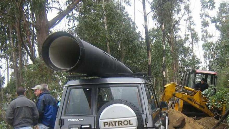 Trabajos de mantenimiento de pistas en el monte de Louredo. // D.P.