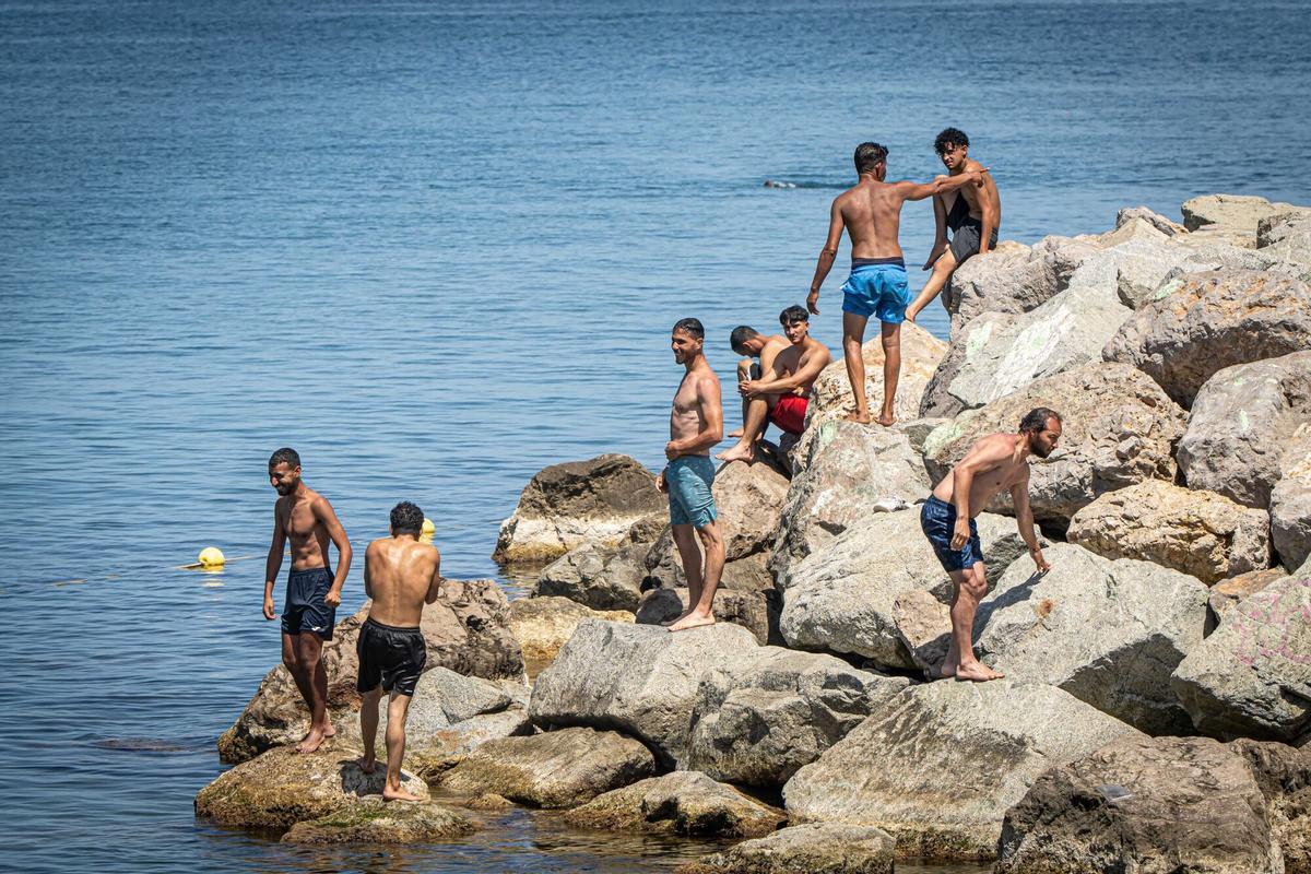 Las playas de Barcelona se llenan con el aumento de las temperaturas