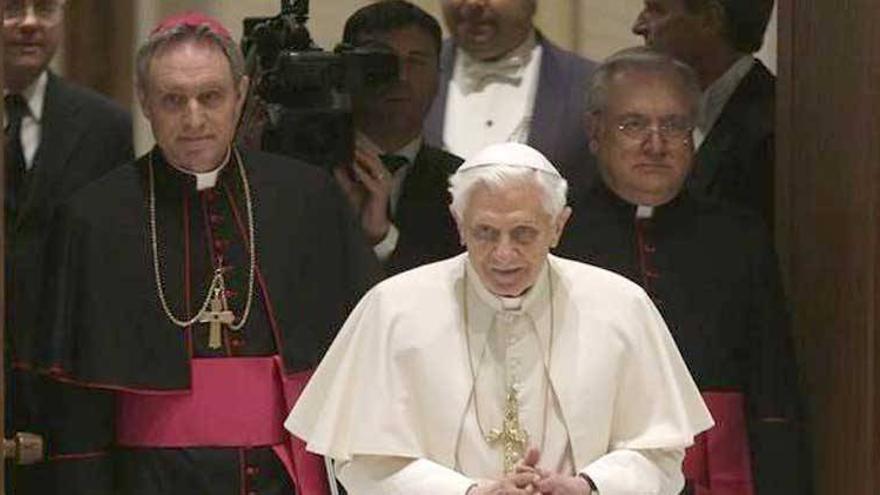 Miles de fieles aclaman al Papa en su primera audiencia tras la renuncia