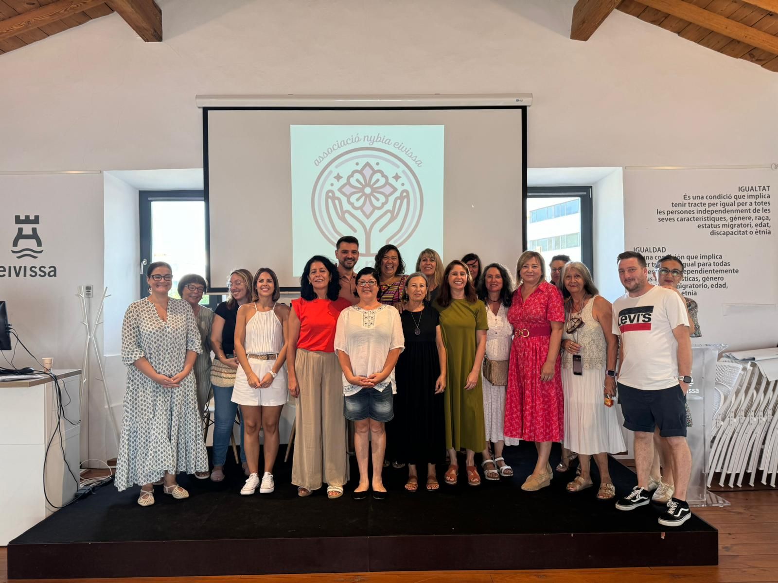 Fotografía de grupo tras la presentación de la Associació Nybia Eivissa.