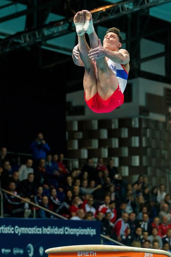 Artur Dalaloyan de Rusia compiten en el salto de potro durante la final del Campeonato Europeo de Gimnasia Artística en Szczecin, Polonia.