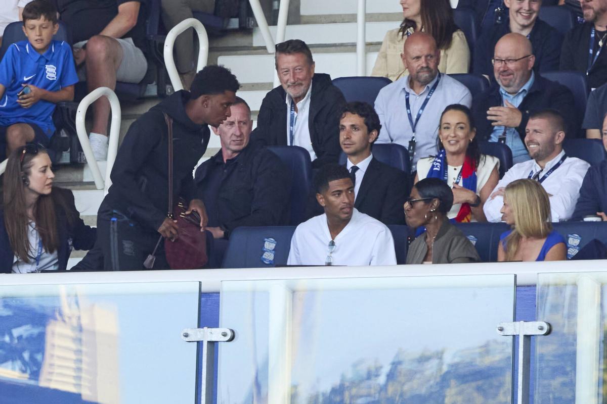 Jude Bellingham, el jugador del Real Madrid, presencia desde el palco el partido entre el Birmingham y el FC Barcelona en el estadio St Andrew's Healthcare.