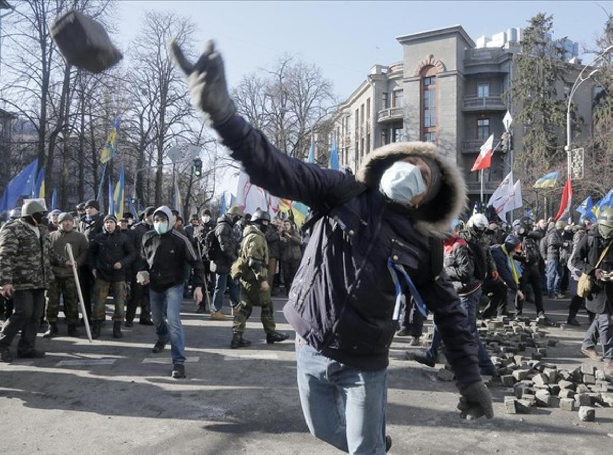Los manifestantes arrojan piedras de gran tamaño a la policía durante las protestas.