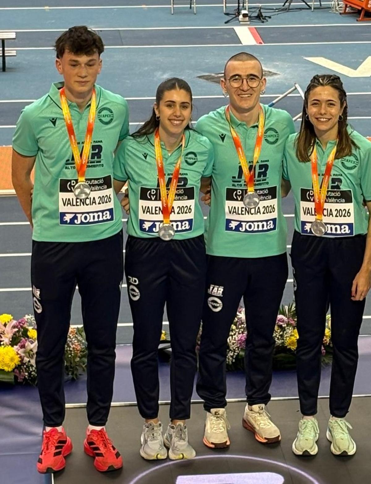 Los cuatro componentes del relevo mixto 4x400 del Capex.