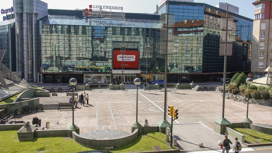 Una de las mayores fortunas del mundo aterriza en Gijón: el dueño de Louis Vuitton se hace con gran parte de un centro comercial