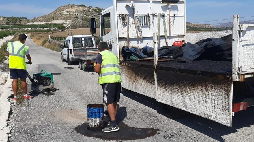 Infraestructuras realiza un plan de bacheo en caminos municipales de Orihuela