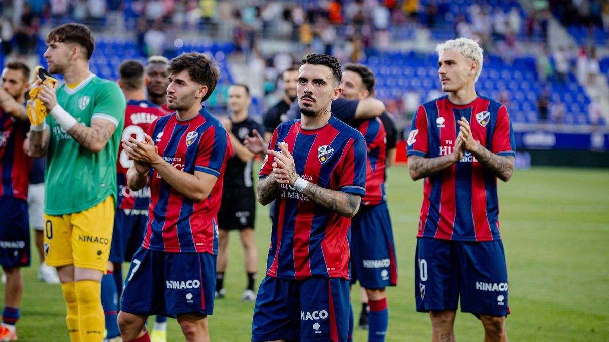 Joaquín Muñoz aplaude a la afición después del último partido de la temporad ante el Eldense