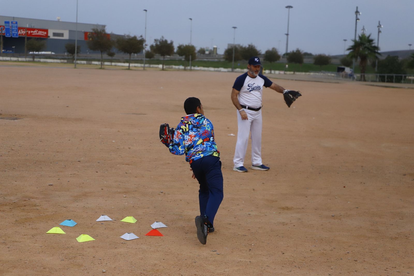 El béisbol une a cordobeses y migrantes en el club Kyrios