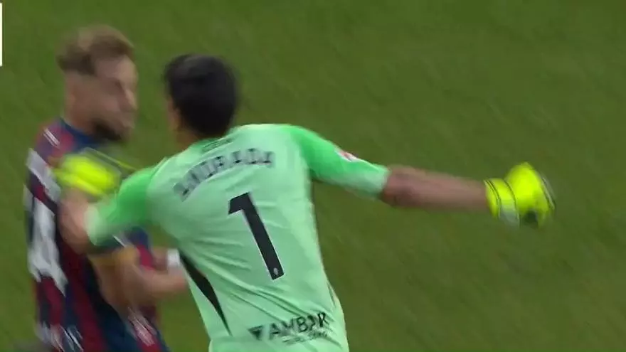 El VAR de las bochornosas imágenes del final del Huesca - Zaragoza