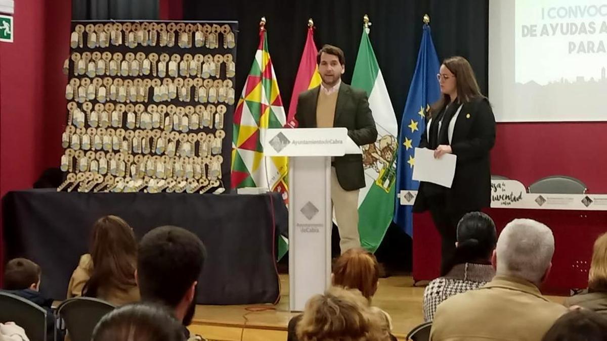 Acto de entrega de ayudas a la vivienda de alquiler para jóvenes en Cabra.