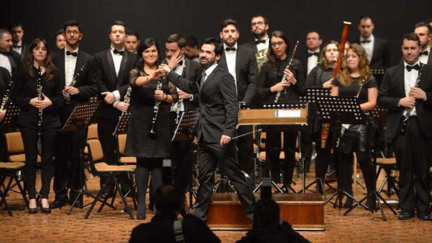 El director de la BMP saluda tras uno de los conciertos de la banda. // Gustavo Santos