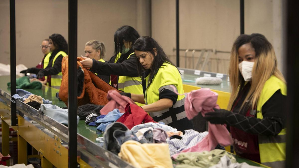 Trabajadoras de Koopera, la central de reciclaje de Cáritas en Riba-roja.