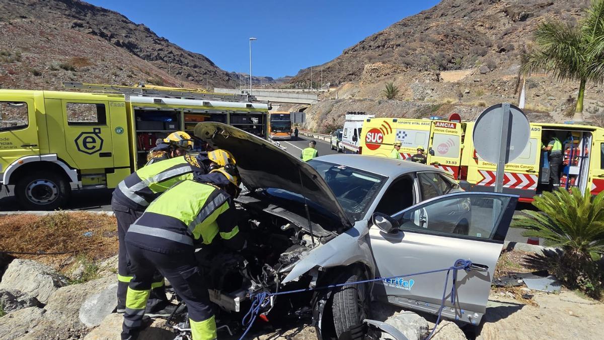Un hombre es trasladado en helicóptero al Hospital Insular tras sufrir un accidente de tráfico en Mogán