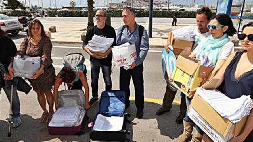 Miembros de Mar Blava entregan firmas contra las prospecciones en la Dirección Insular del Estado.