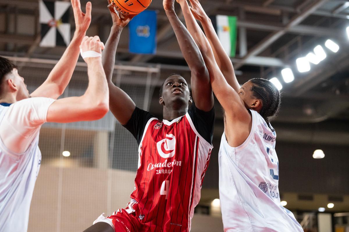 Partido de la Liga U entre el Casademont Zaragoza y el Joventut.