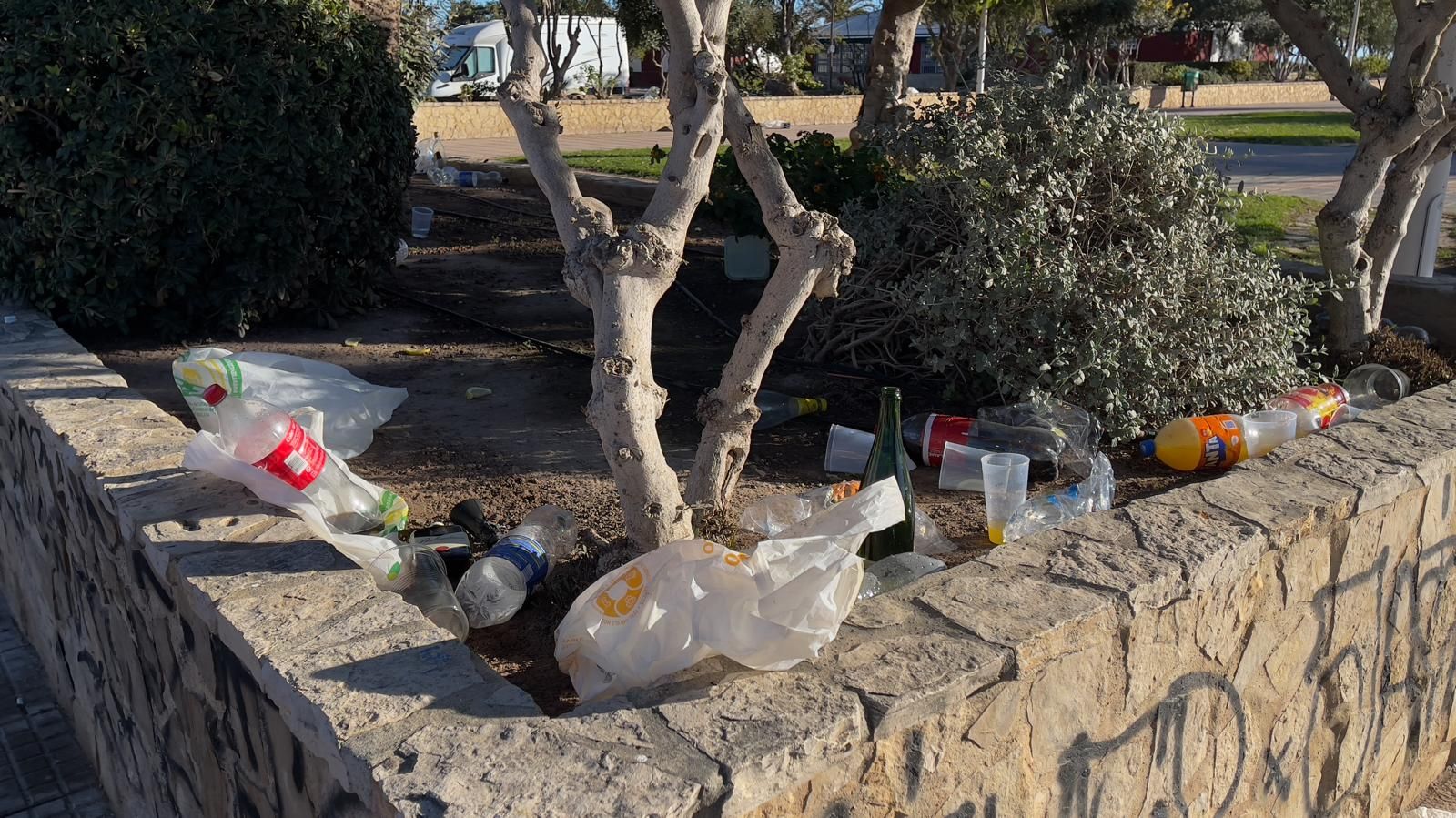 Restos del botellón de Nochebuena en Port de Sagunt