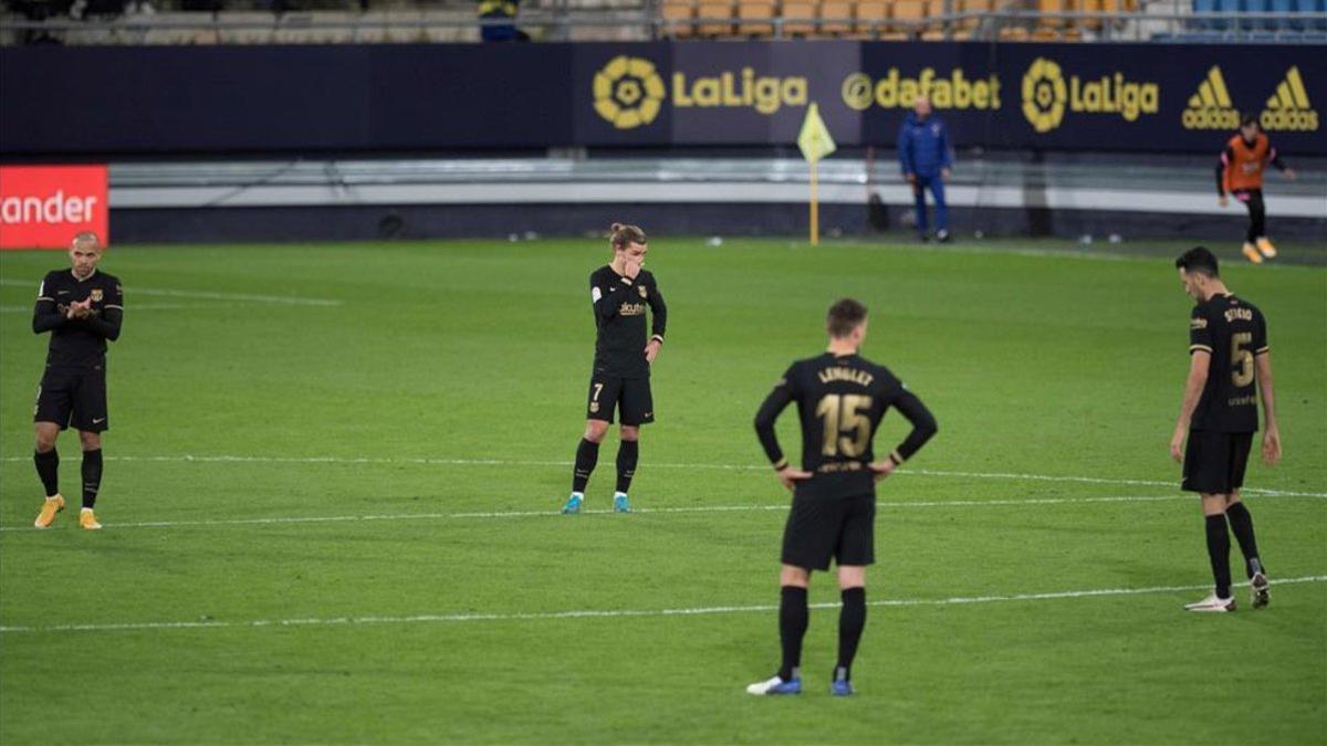 Jugadores del Barça tras el segundo gol en Cádiz