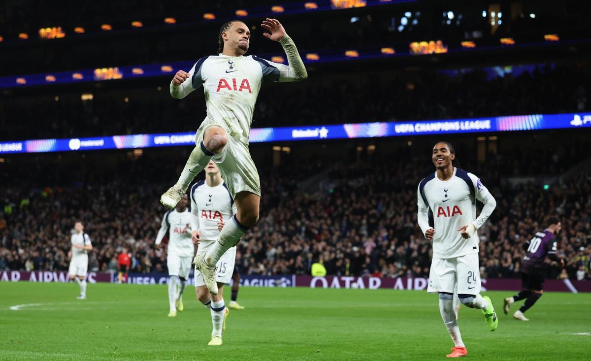 LONDON (United Kingdom), 09/12/2025.- Tottenham's Xavi Simons celebrates after scoring from a penalty shot for the 3-0 lead against Slavia during the UEFA Champions League match between Tottenham Hotspur and Slavia Praha, in London, Britain, 09 December 2025. (Liga de Campeones, Reino Unido, Londres) EFE/EPA/NEIL HALL