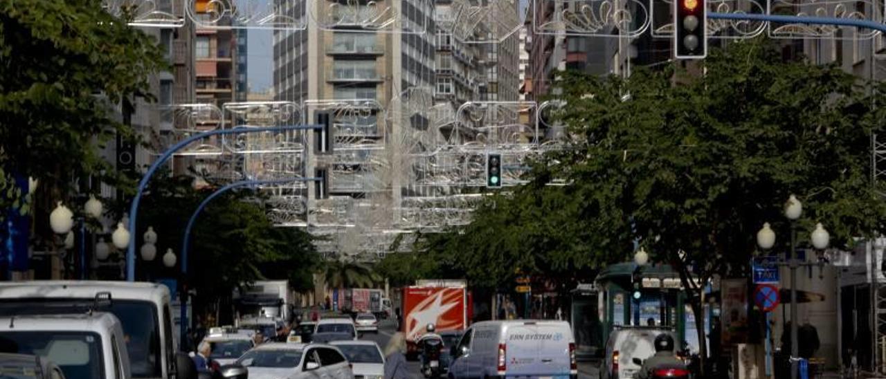 La Rambla también está decorada. En los barrios estaba previsto empezar esta madrugada.