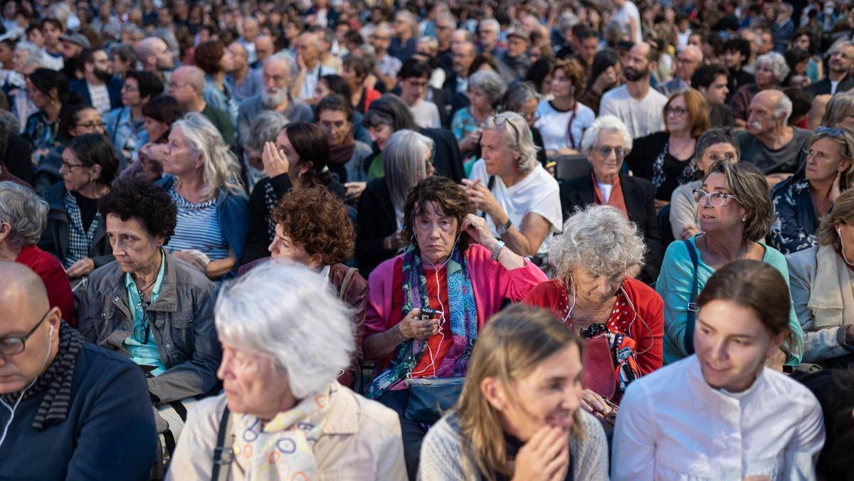 Multitud de gente llena la plaza Joan Coromines del CCCB, el pasado día 8, durante la primera jornada de la Biennal de Pensament.
