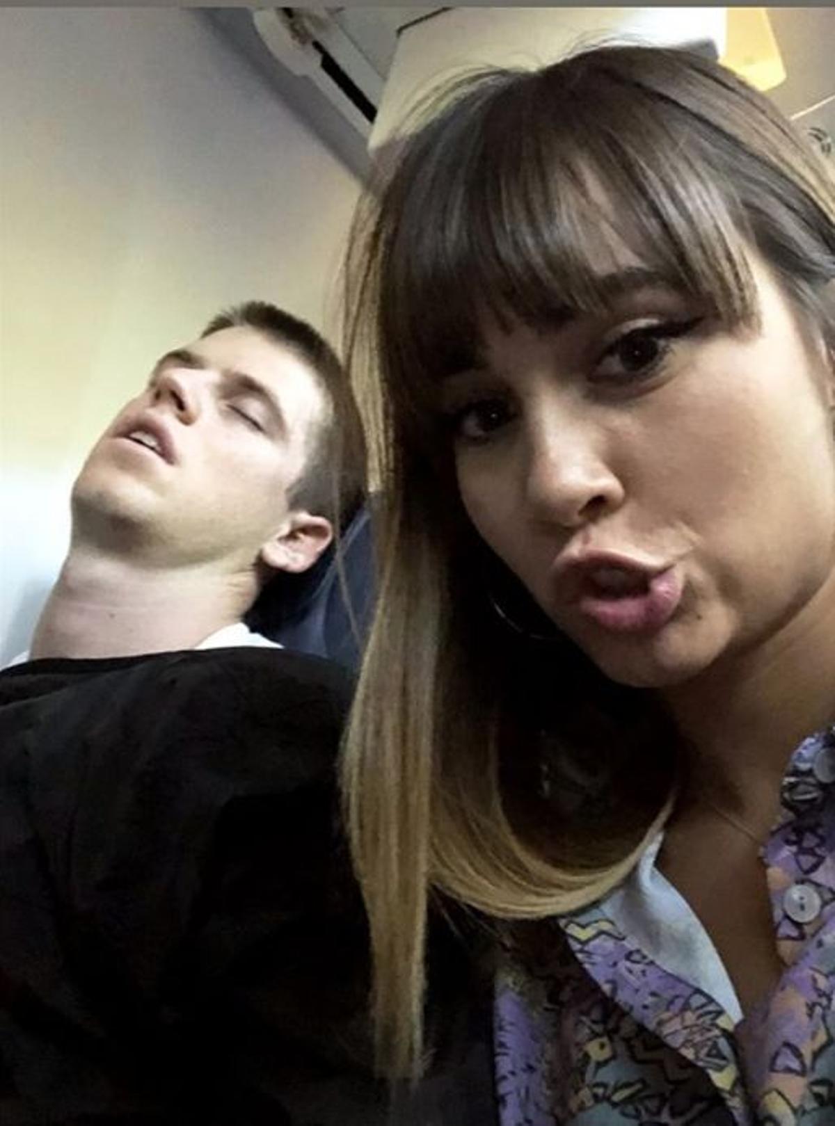 El selfie de Aitana con Miguel Bernardeau durmiendo al fondo