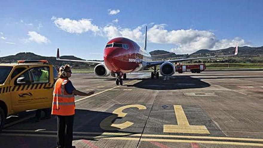 Acto de bienvenida a la compañía Norwegian en el aeropuerto de Los Rodeos al estrenar en 2015 sus vuelos nacionales.