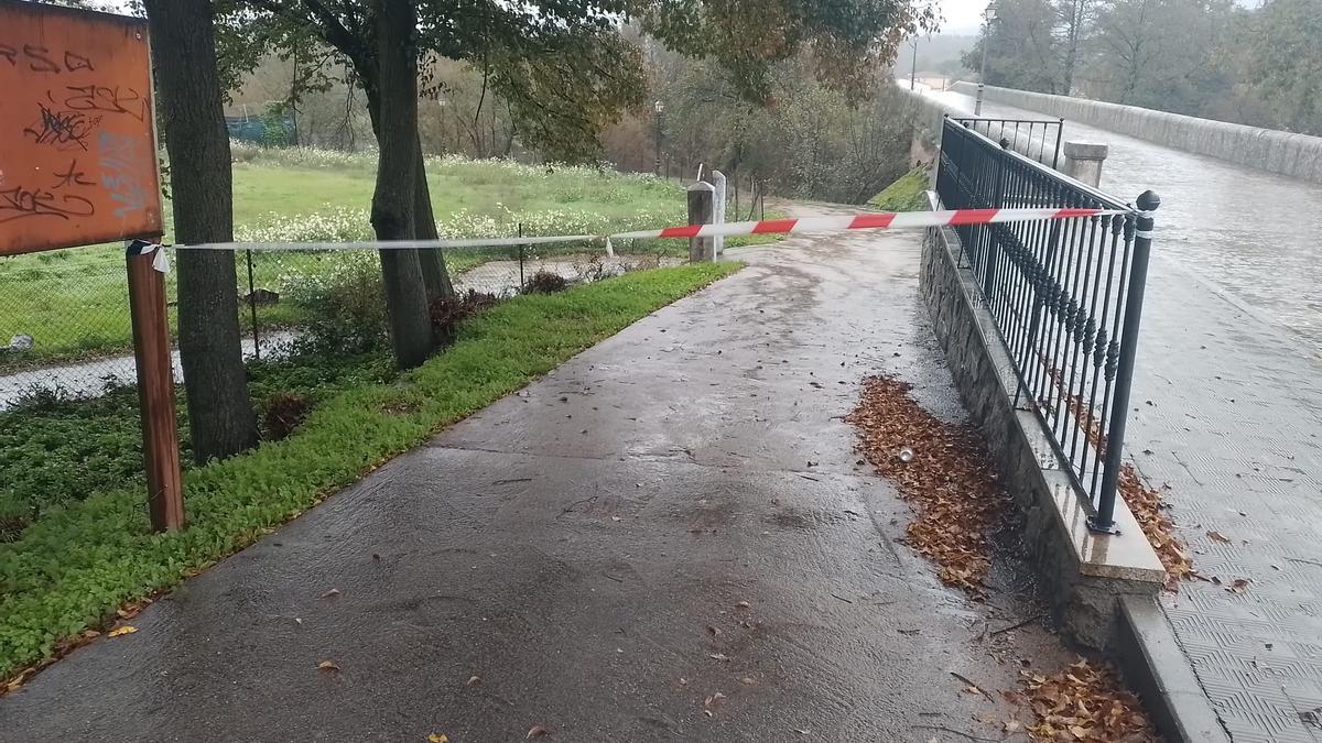 Acceso al paseo fluvial de Plasencia, cerrado por la alerta por lluvias.